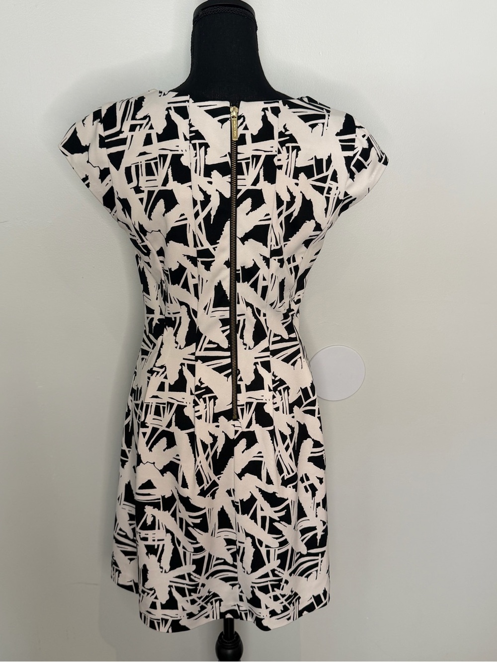 Michael Kors Classic Black & White Abstract Fit-and-Flare Dress - Size 6 - Picture 4 of 8